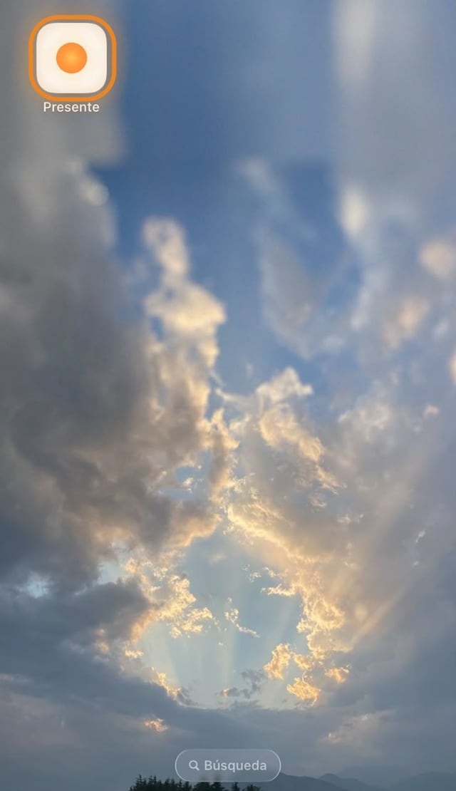 El icono de Presente, un sol naranja sobre fondo blanco, ya puesto en la pantalla de inicio del móvil, con un redondel naranja alrededor.